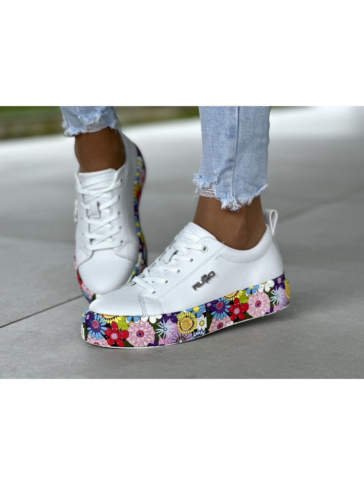 Bardzo lekkie białe trampki damskie na podeszwie w kwiaty, skóra naturalna