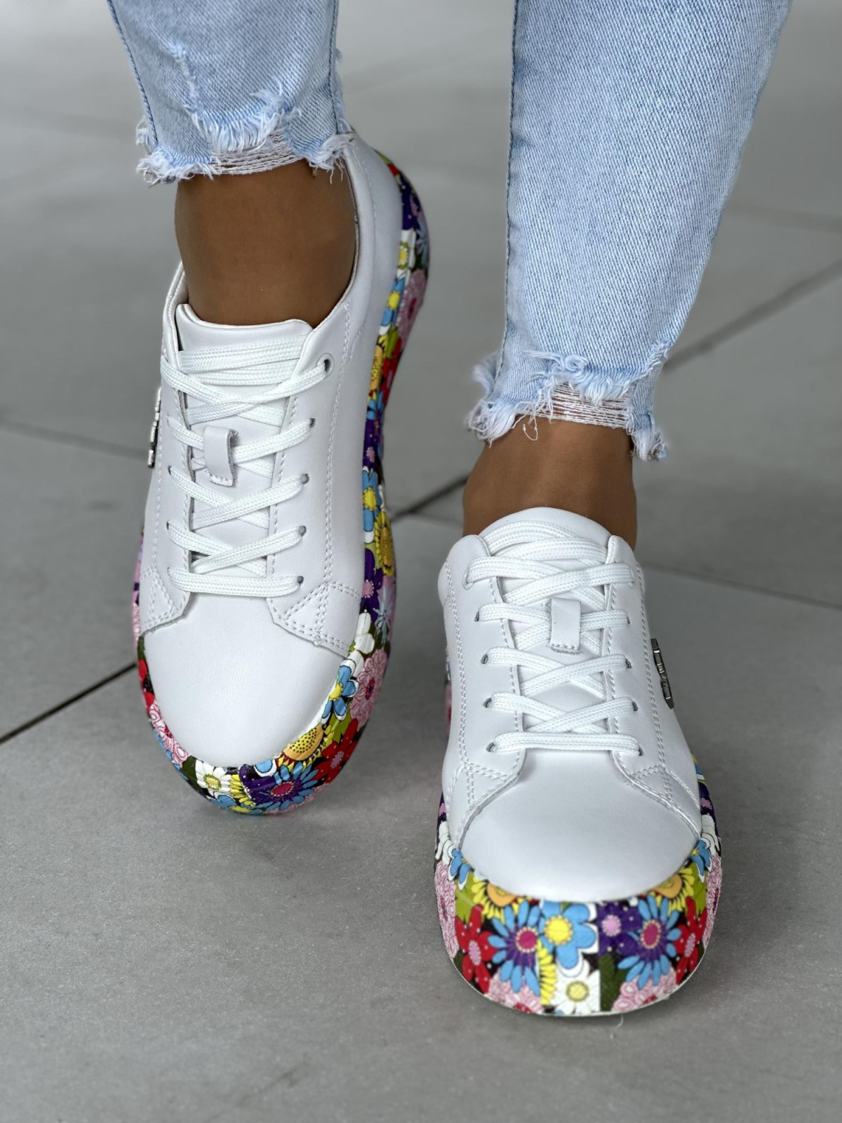 Bardzo lekkie białe trampki damskie na podeszwie w kwiaty, skóra naturalna