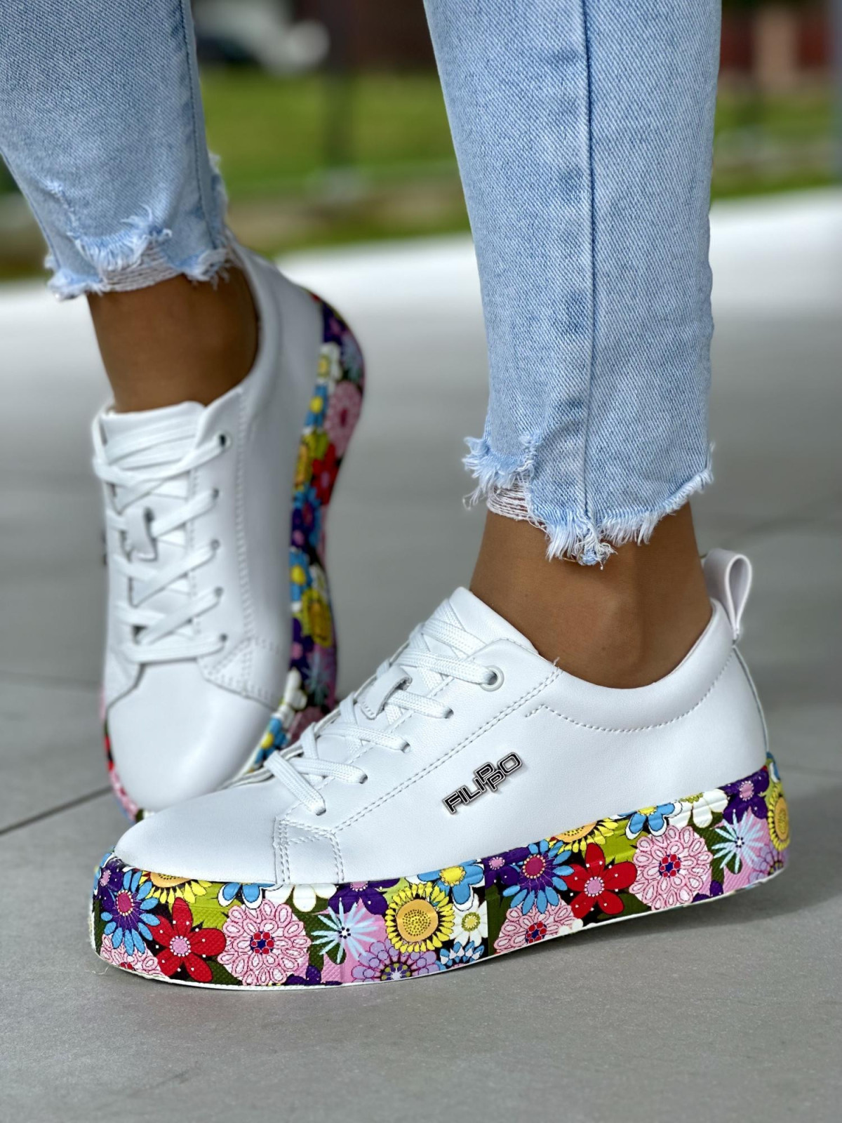 Bardzo lekkie białe trampki damskie na podeszwie w kwiaty, skóra naturalna