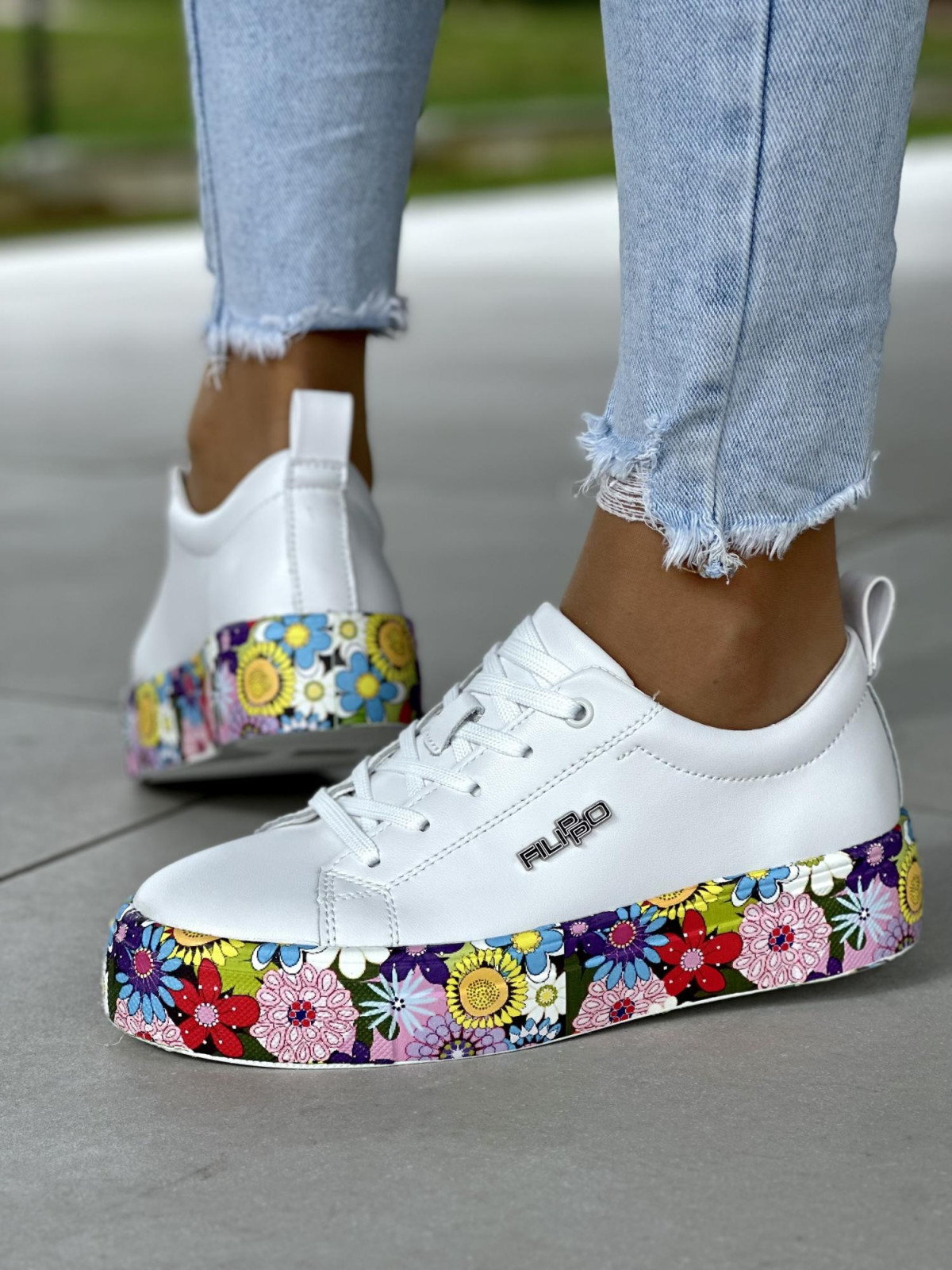 Bardzo lekkie białe trampki damskie na podeszwie w kwiaty, skóra naturalna