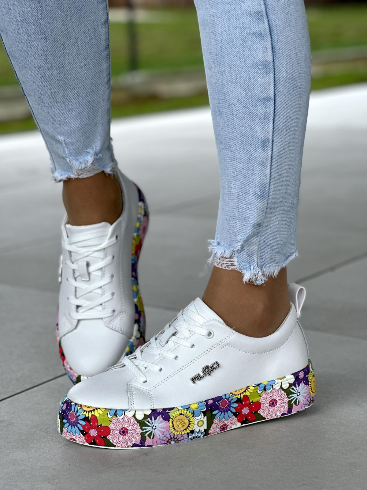Bardzo lekkie białe trampki damskie na podeszwie w kwiaty, skóra naturalna