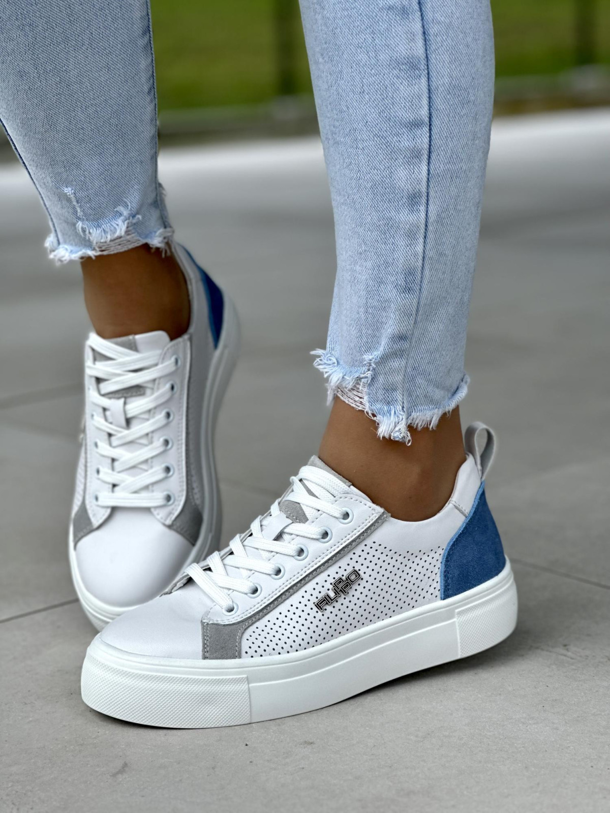 Wyjątkowe biało-niebieskie trampki damskie, skóra naturalna