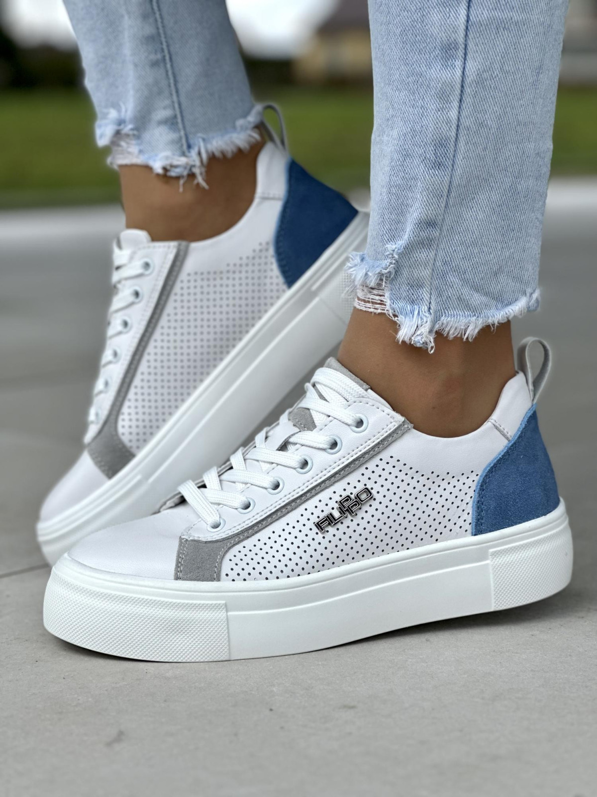 Wyjątkowe biało-niebieskie trampki damskie, skóra naturalna