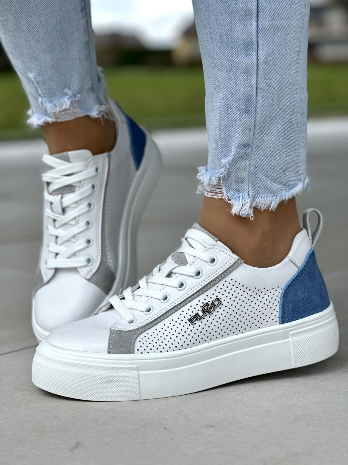 Wyjątkowe biało-niebieskie trampki damskie, skóra naturalna