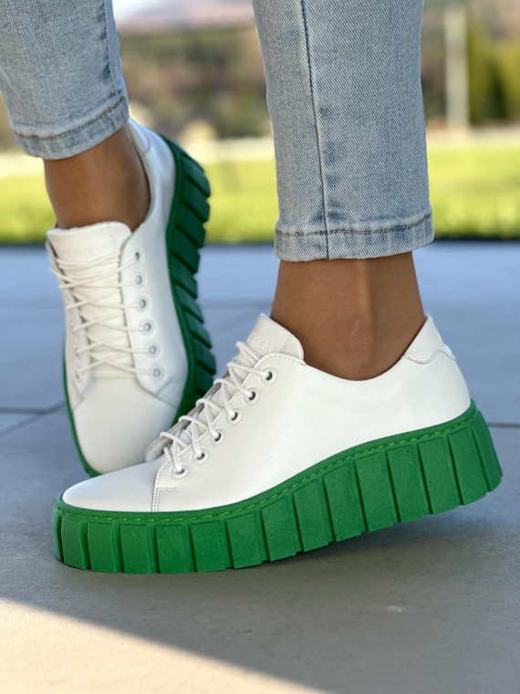 Wygodne białe trampki damskie na zielonej podeszwie, skóra naturalna