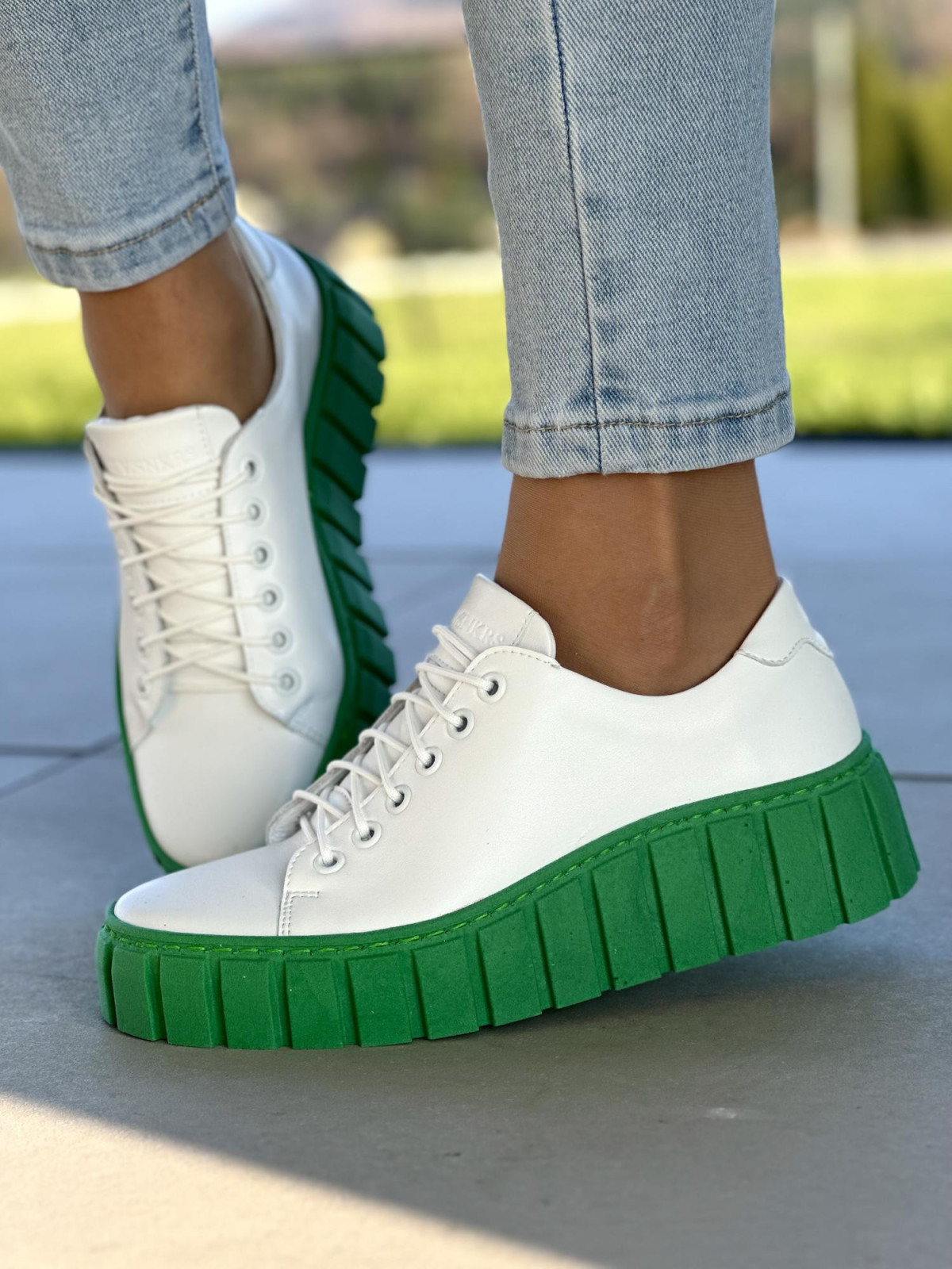 Wygodne białe trampki damskie na zielonej podeszwie, skóra naturalna