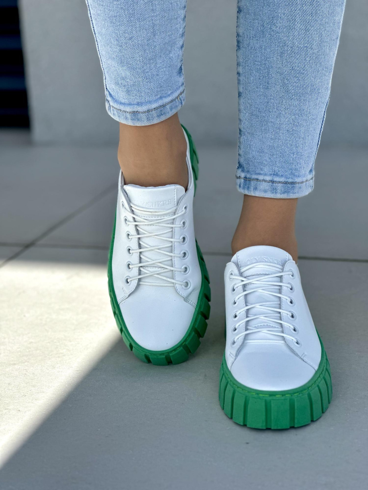 Wygodne białe trampki damskie na zielonej podeszwie, skóra naturalna