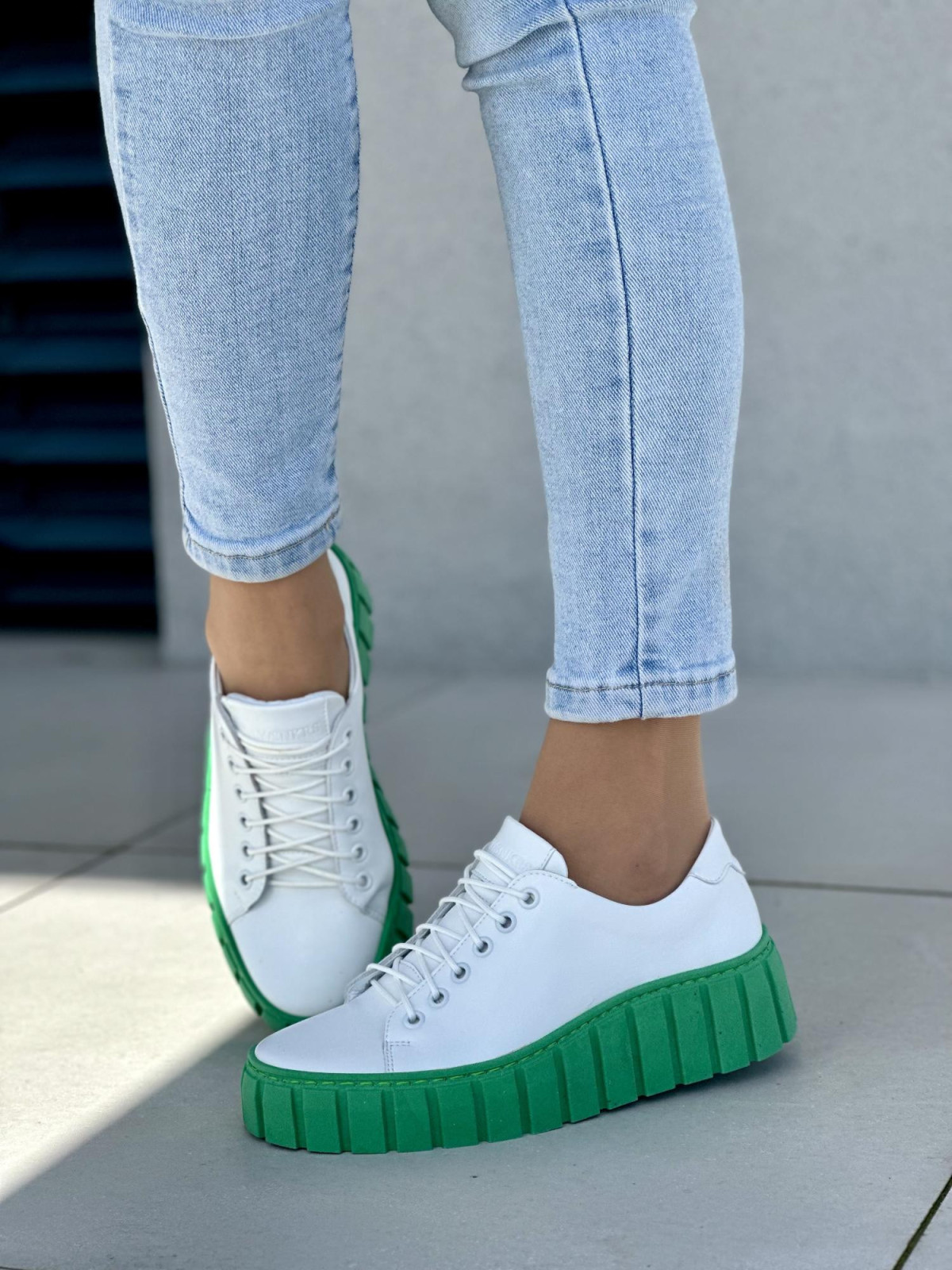 Wygodne białe trampki damskie na zielonej podeszwie, skóra naturalna
