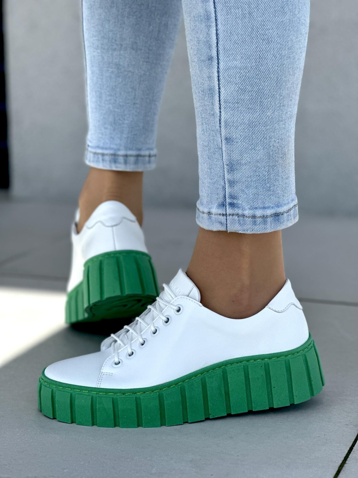 Wygodne białe trampki damskie na zielonej podeszwie, skóra naturalna