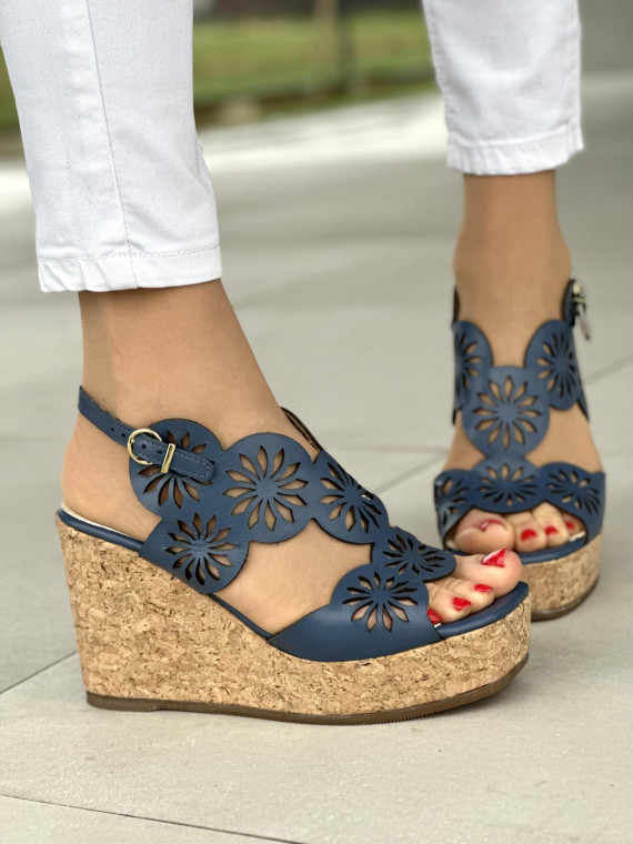 Wyjątkowe granatowe sandały damskie na koturnie, skóra naturalna