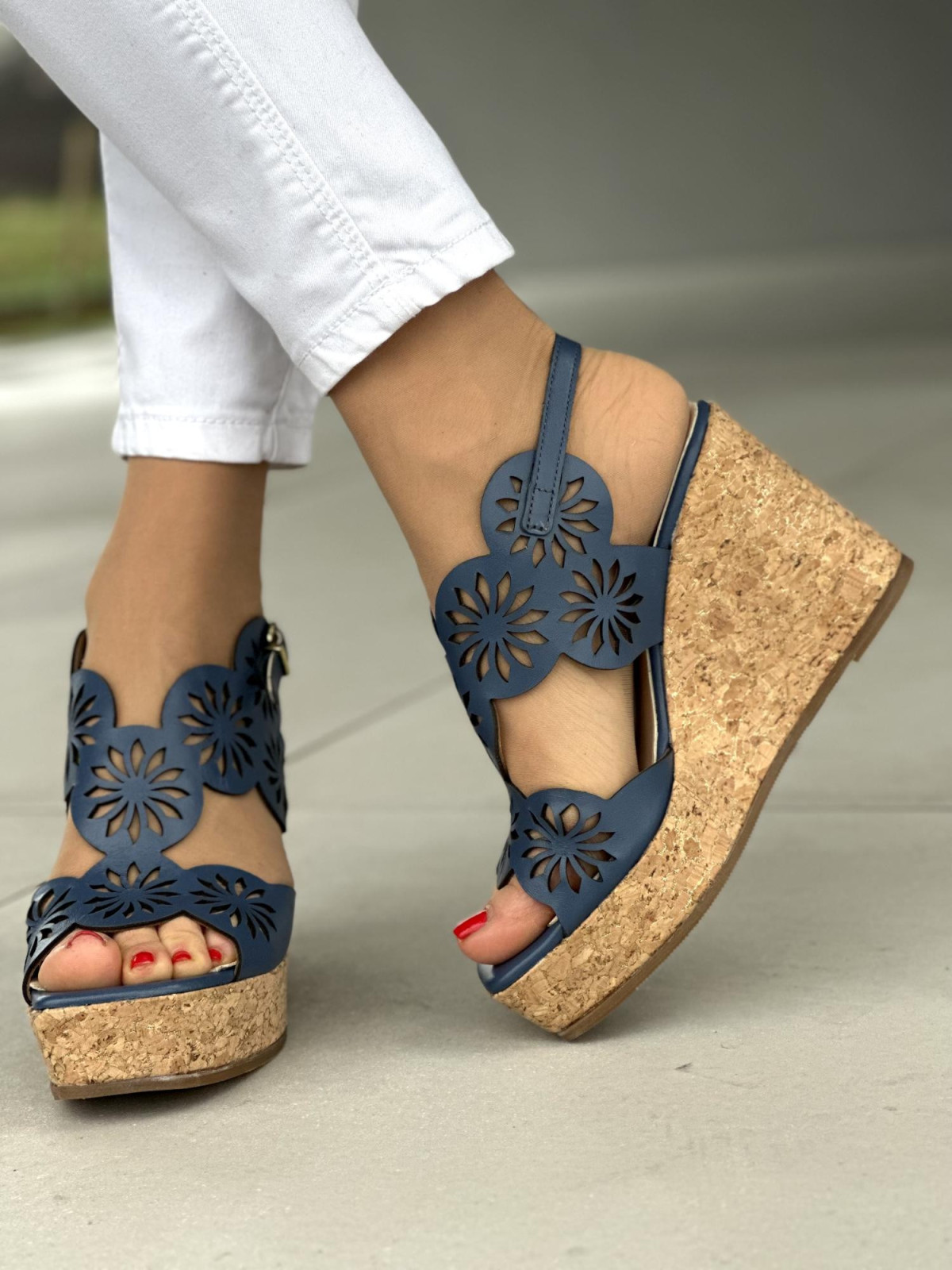 Wyjątkowe granatowe sandały damskie na koturnie, skóra naturalna