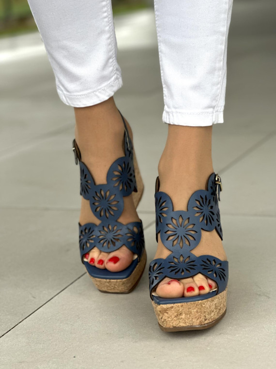 Wyjątkowe granatowe sandały damskie na koturnie, skóra naturalna