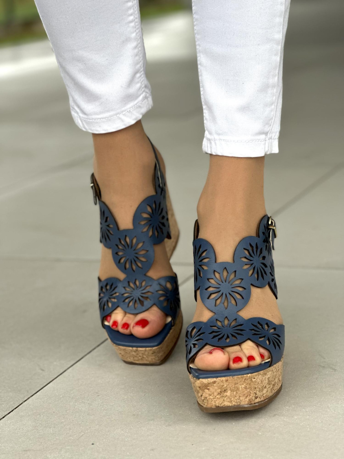 Wyjątkowe granatowe sandały damskie na koturnie, skóra naturalna