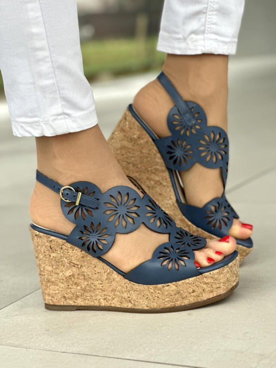 Wyjątkowe granatowe sandały damskie na koturnie, skóra naturalna