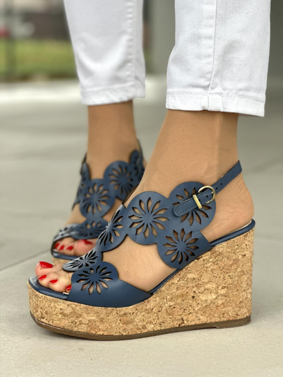 Wyjątkowe granatowe sandały damskie na koturnie, skóra naturalna