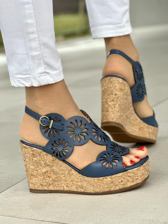 Wyjątkowe granatowe sandały damskie na koturnie, skóra naturalna