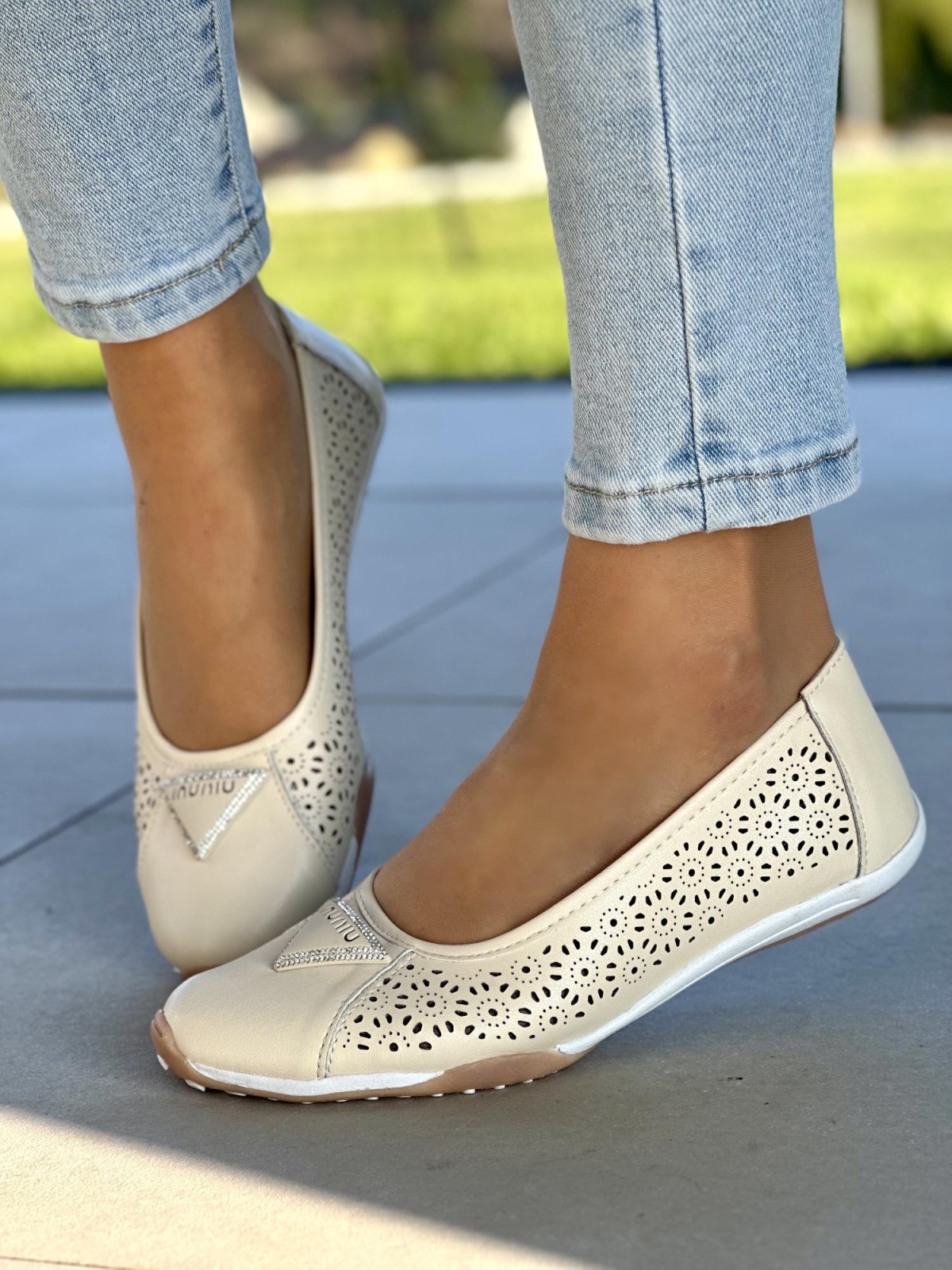 Ażurowe beżowe baleriny damskie na miękkiej podeszwie, skóra naturalna