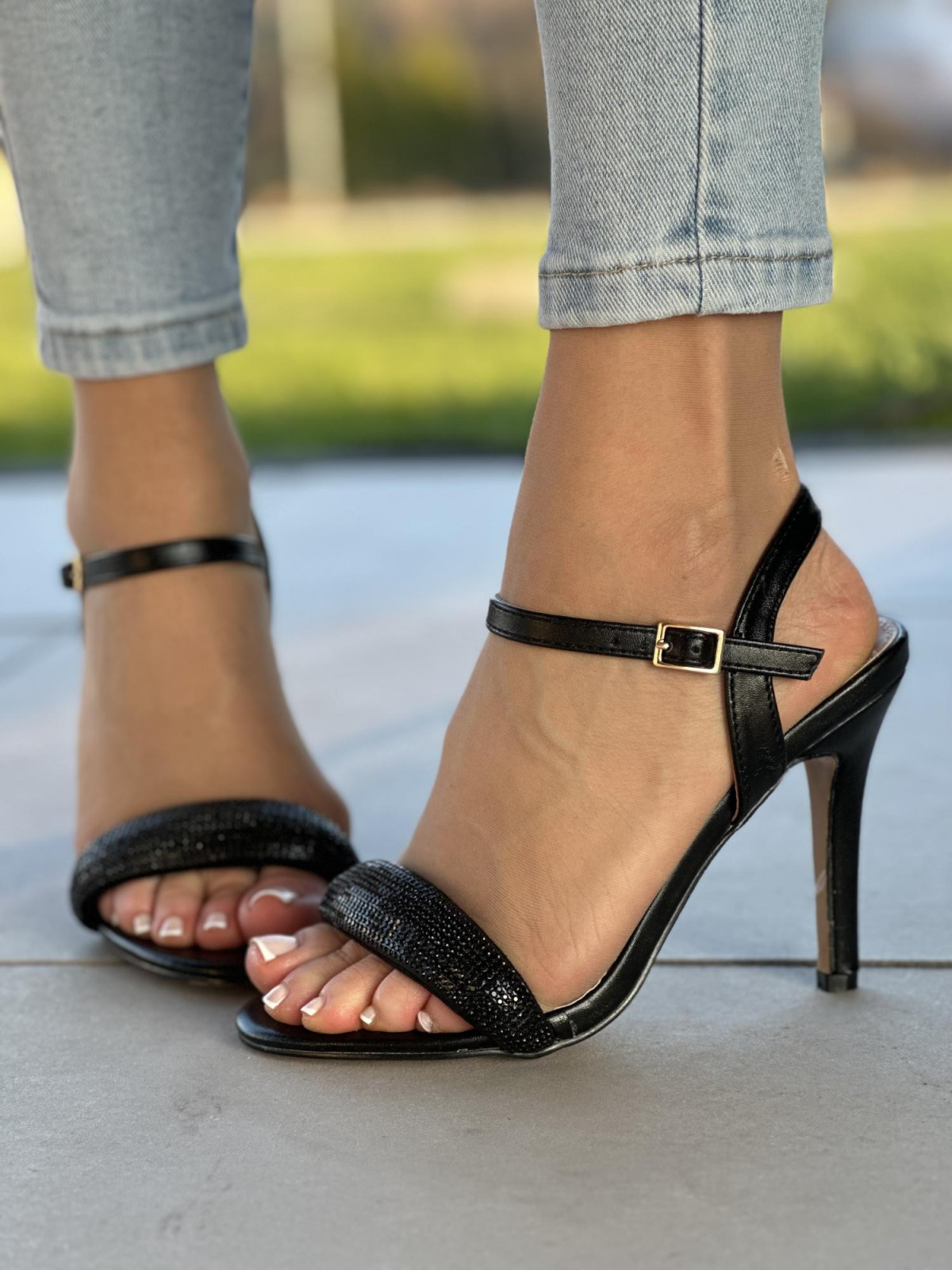 Eleganckie czarne sandały damskie z ozdobnymi kryształkami