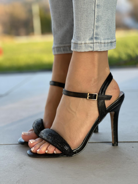 Eleganckie czarne sandały damskie z ozdobnymi kryształkami