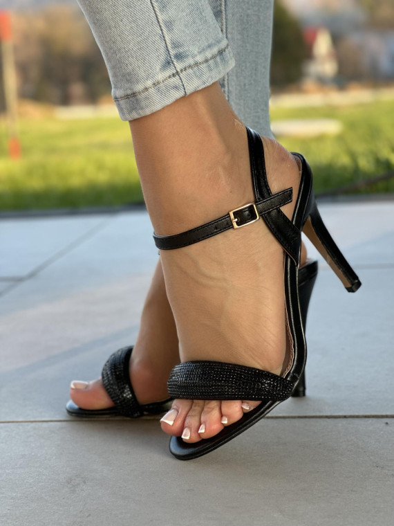 Eleganckie czarne sandały damskie z ozdobnymi kryształkami