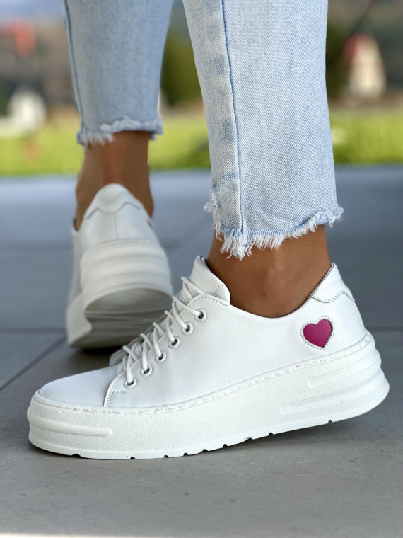Śliczne białe trampki damskie skóra naturalna z ozdobnym różowym serduszkiem,