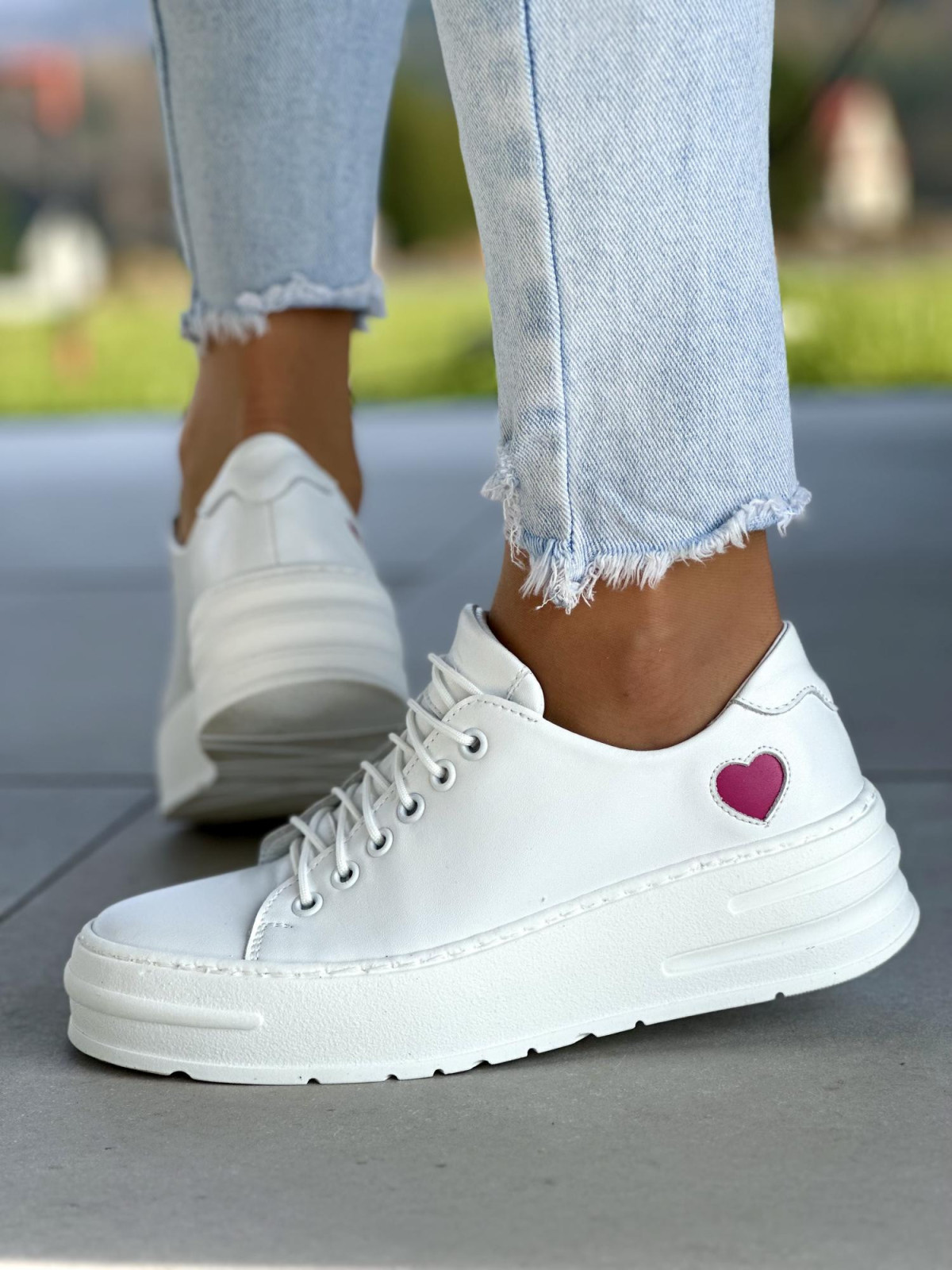 Śliczne białe trampki damskie skóra naturalna z ozdobnym różowym serduszkiem,