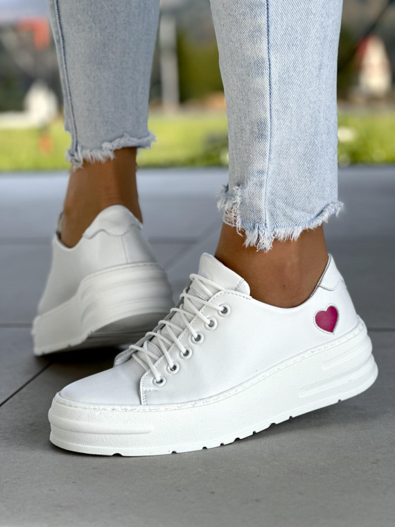 Śliczne białe trampki damskie skóra naturalna z ozdobnym różowym serduszkiem,