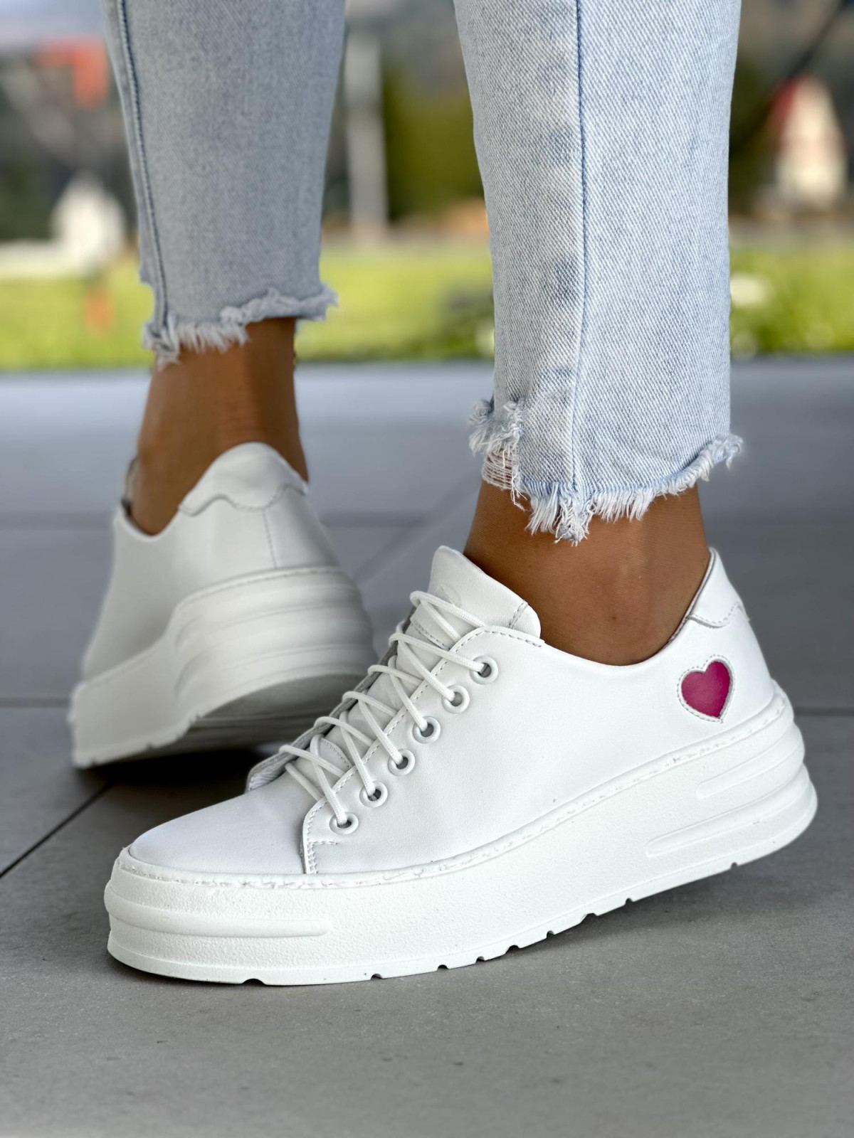 Śliczne białe trampki damskie skóra naturalna z ozdobnym różowym serduszkiem,
