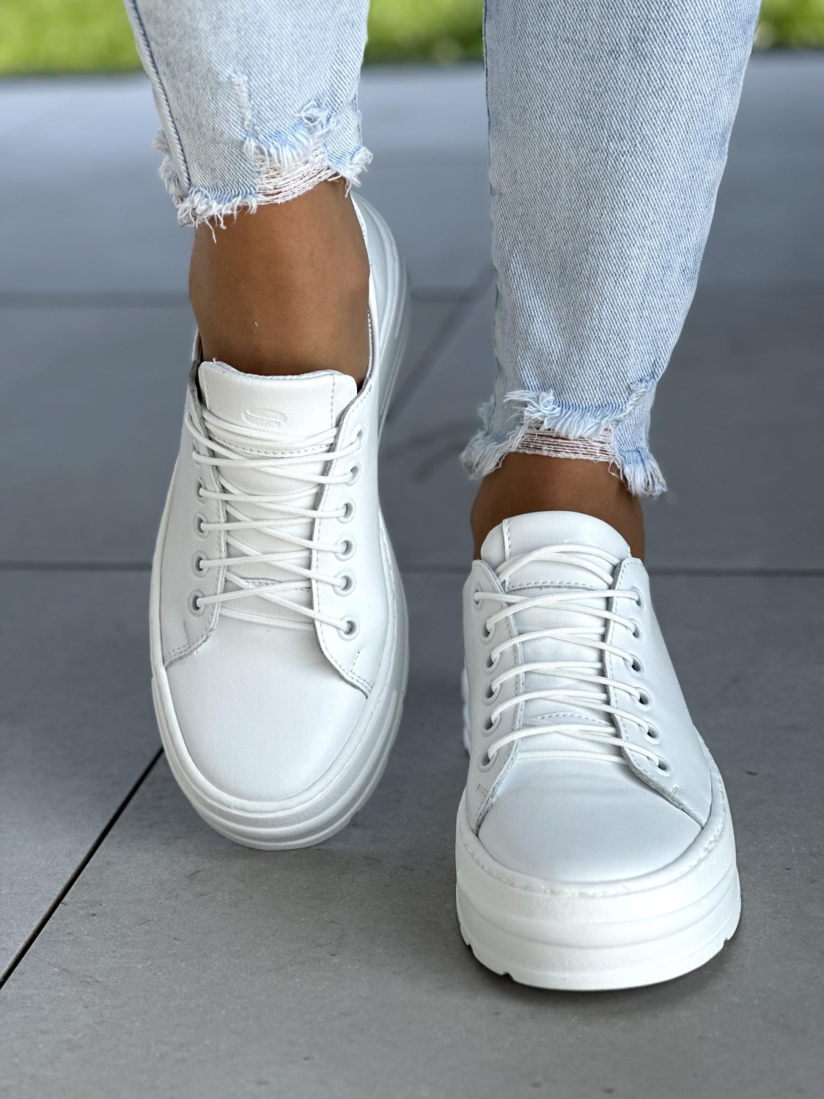 Śliczne białe trampki damskie skóra naturalna z ozdobnym różowym serduszkiem,