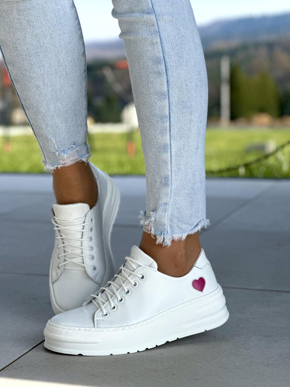 Śliczne białe trampki damskie skóra naturalna z ozdobnym różowym serduszkiem,