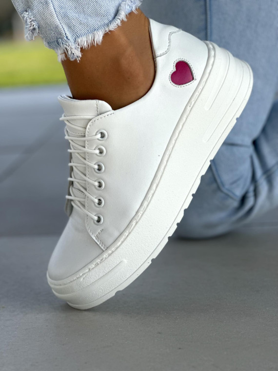 Śliczne białe trampki damskie skóra naturalna z ozdobnym różowym serduszkiem,