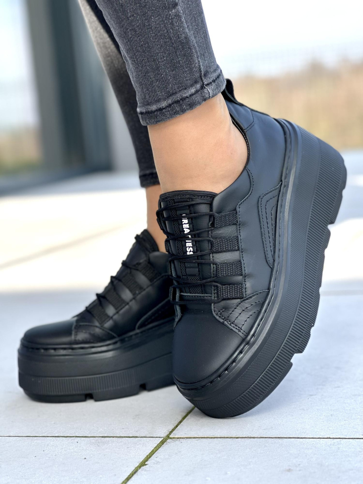 Wygodne czarne sneakersy damskie na wysokiej podeszwie, skóra naturalna