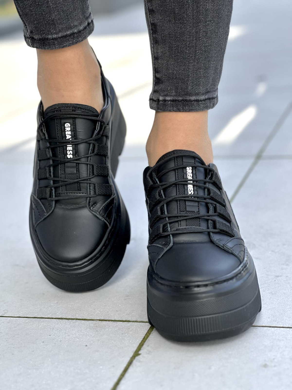 Wygodne czarne sneakersy damskie na wysokiej podeszwie, skóra naturalna