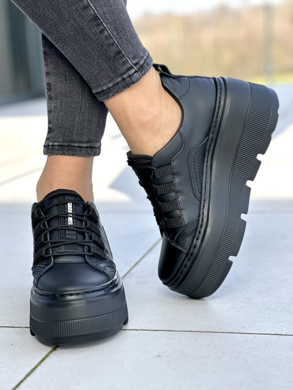 Wygodne czarne sneakersy damskie na wysokiej podeszwie, skóra naturalna