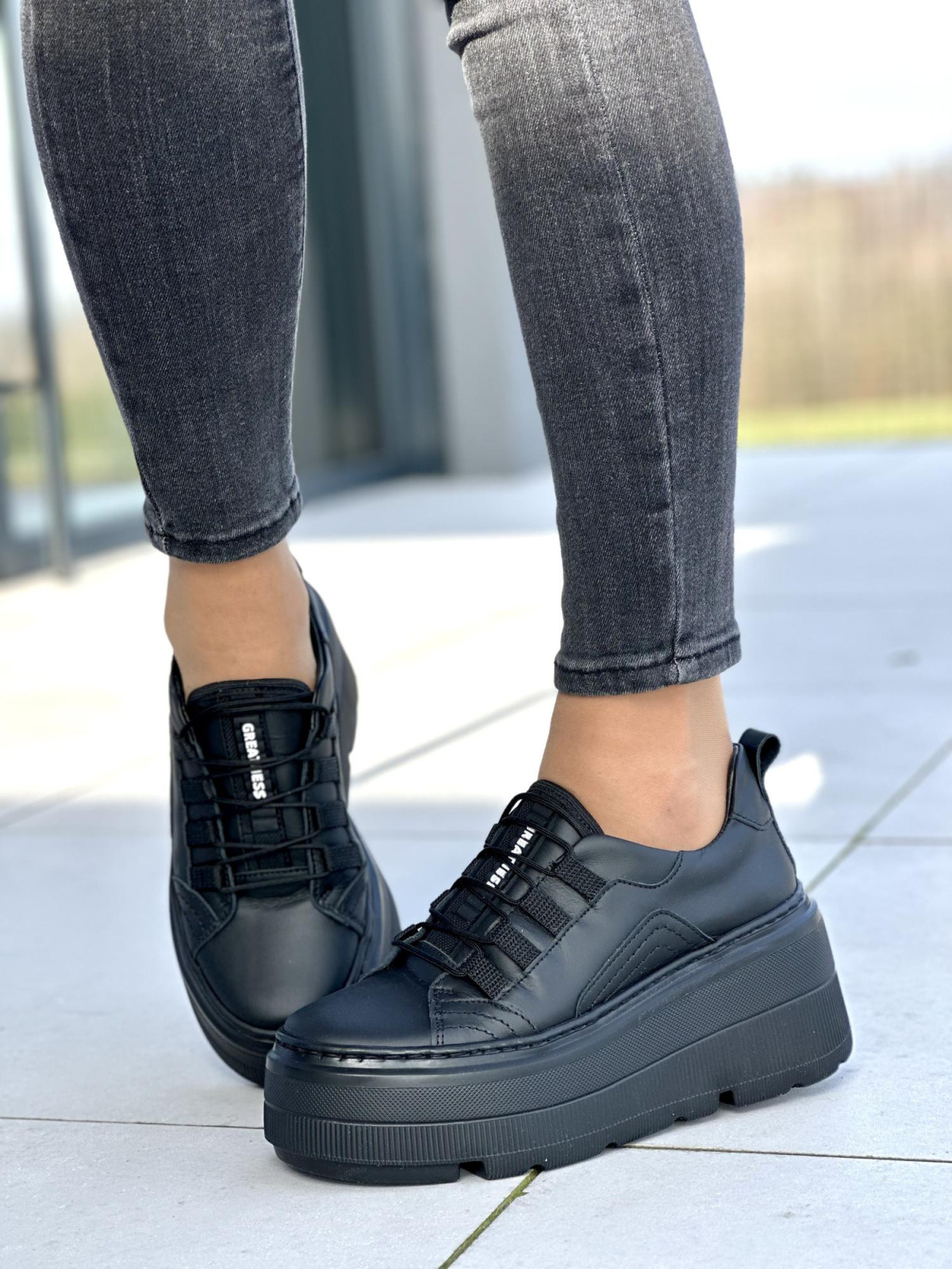 Wygodne czarne sneakersy damskie na wysokiej podeszwie, skóra naturalna