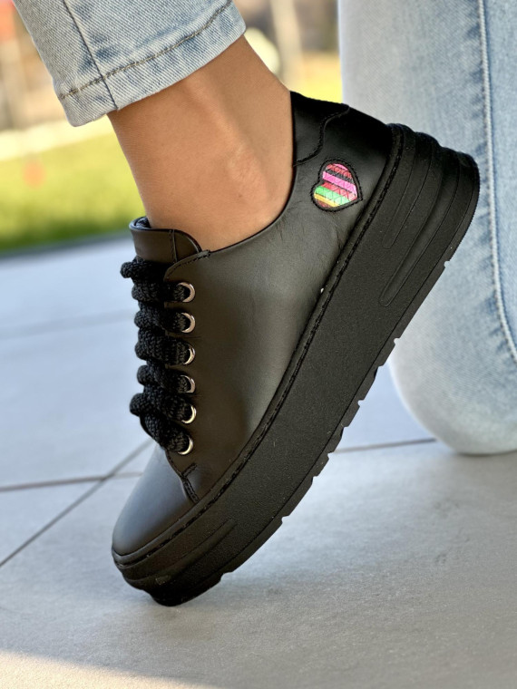 Wyjątkowe czarne trampki damskie z ozdobnym serduszkiem, skóra naturalna