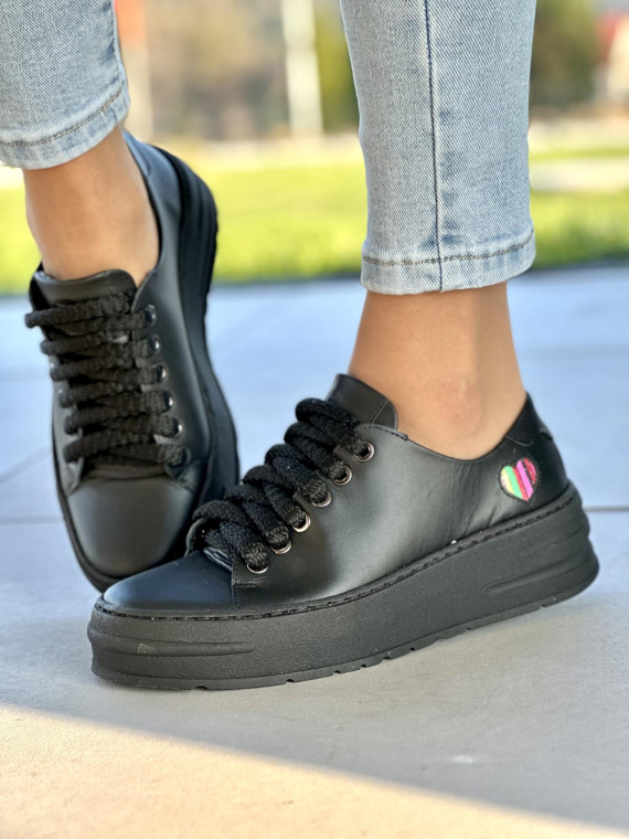 Wyjątkowe czarne trampki damskie z ozdobnym serduszkiem, skóra naturalna