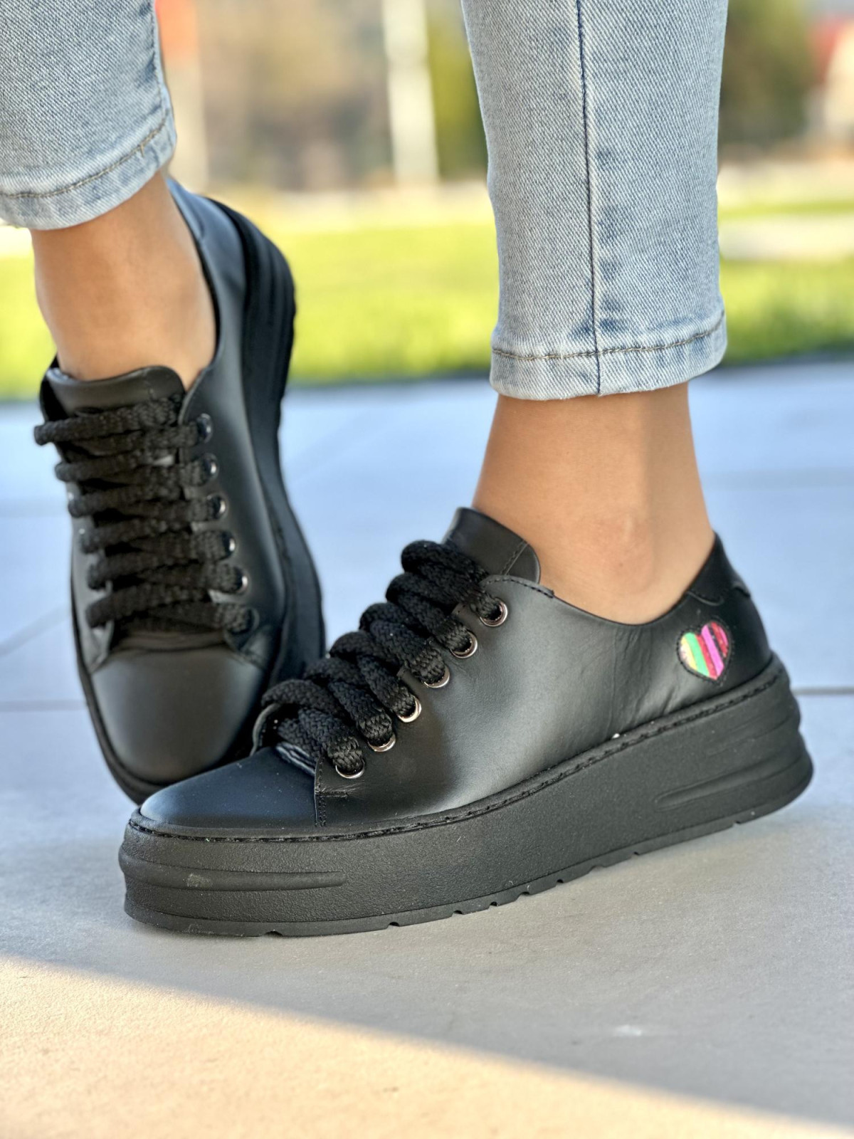 Wyjątkowe czarne trampki damskie z ozdobnym serduszkiem, skóra naturalna