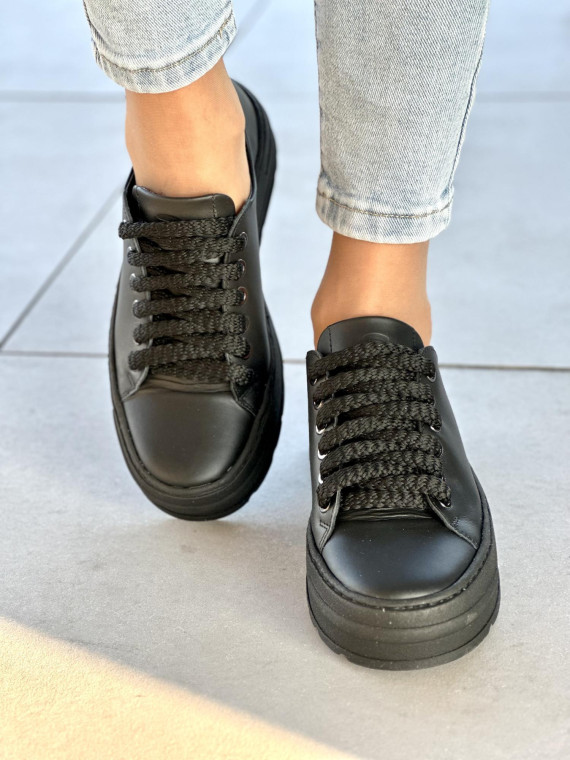 Wyjątkowe czarne trampki damskie z ozdobnym serduszkiem, skóra naturalna