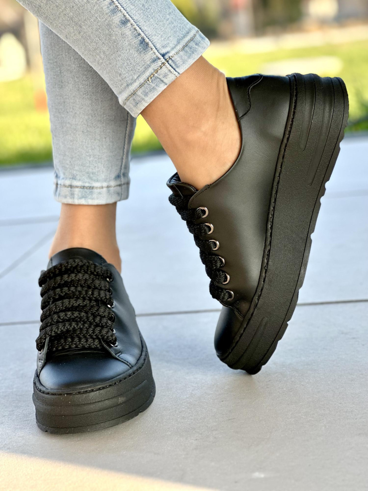 Wyjątkowe czarne trampki damskie z ozdobnym serduszkiem, skóra naturalna