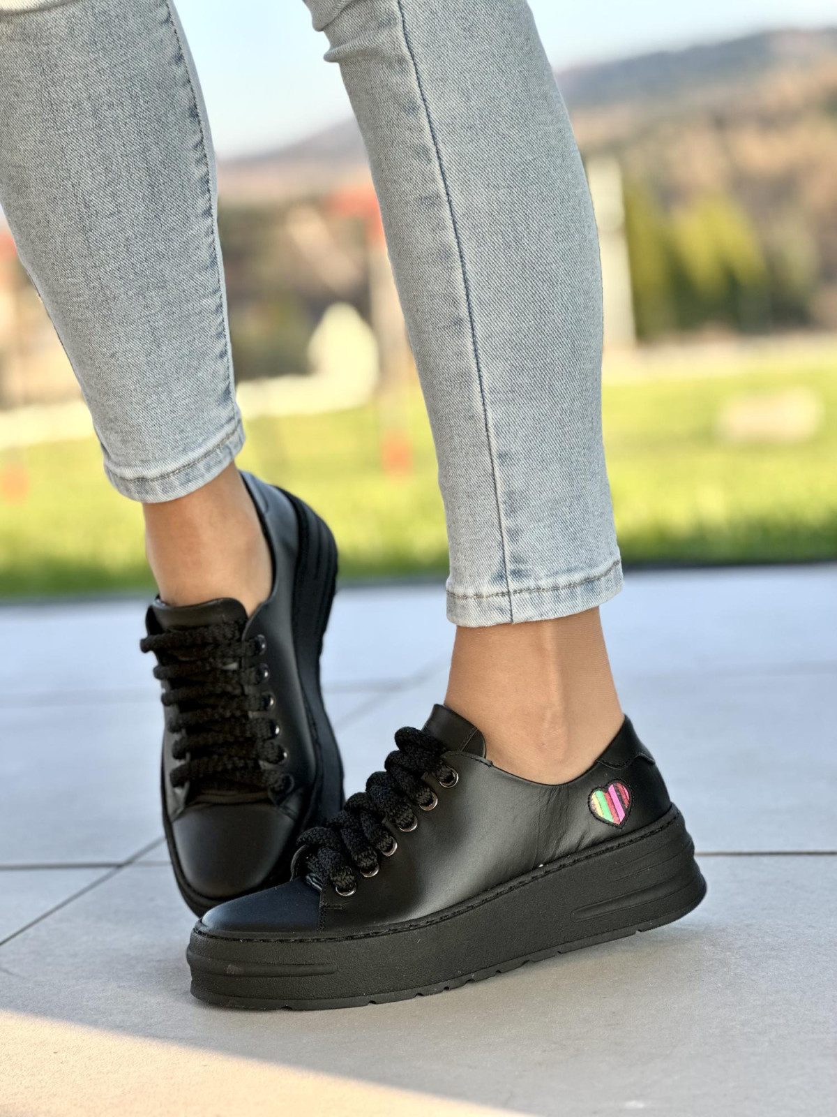 Wyjątkowe czarne trampki damskie z ozdobnym serduszkiem, skóra naturalna