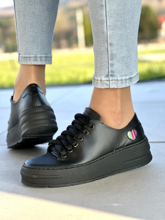 Wyjątkowe czarne trampki damskie z ozdobnym serduszkiem, skóra naturalna