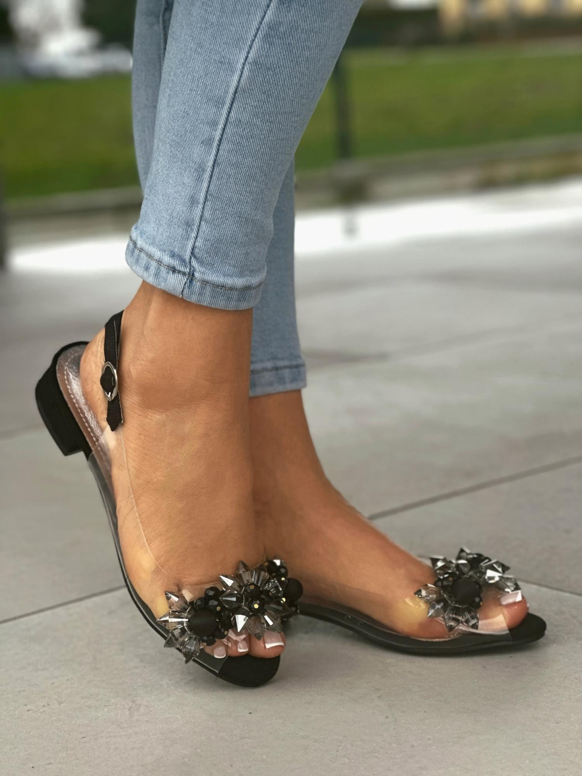 Wyjątkowe czarne sandały damskie z ozdobnymi kamieniami, skóra naturalna