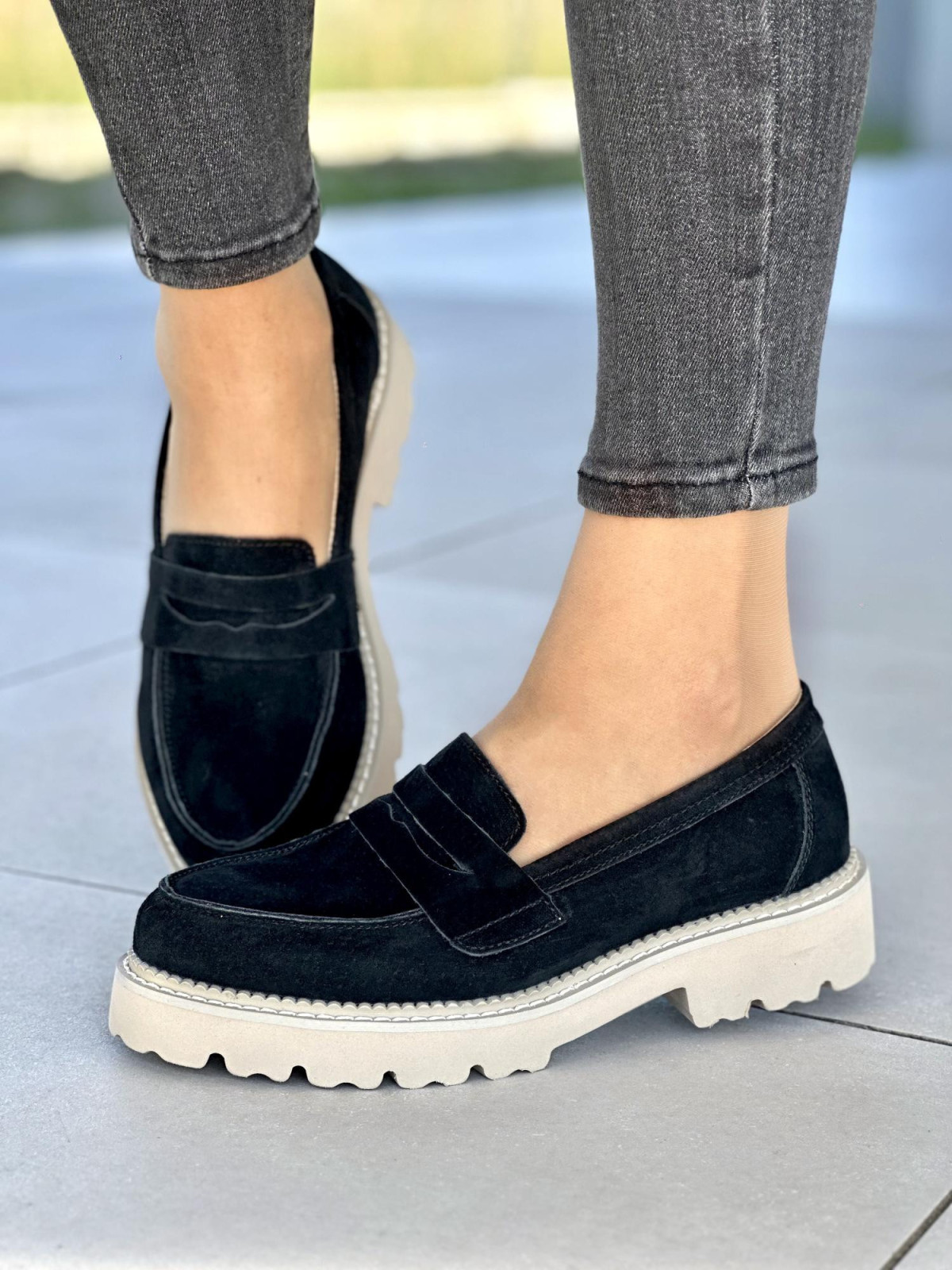 Czarne mokasyny damskie skórzane na grubej beżowej podeszwie