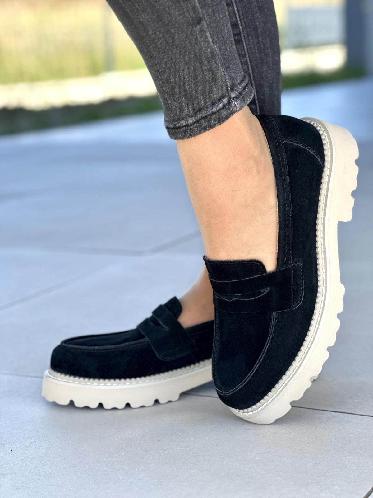 Czarne mokasyny damskie skórzane na grubej beżowej podeszwie