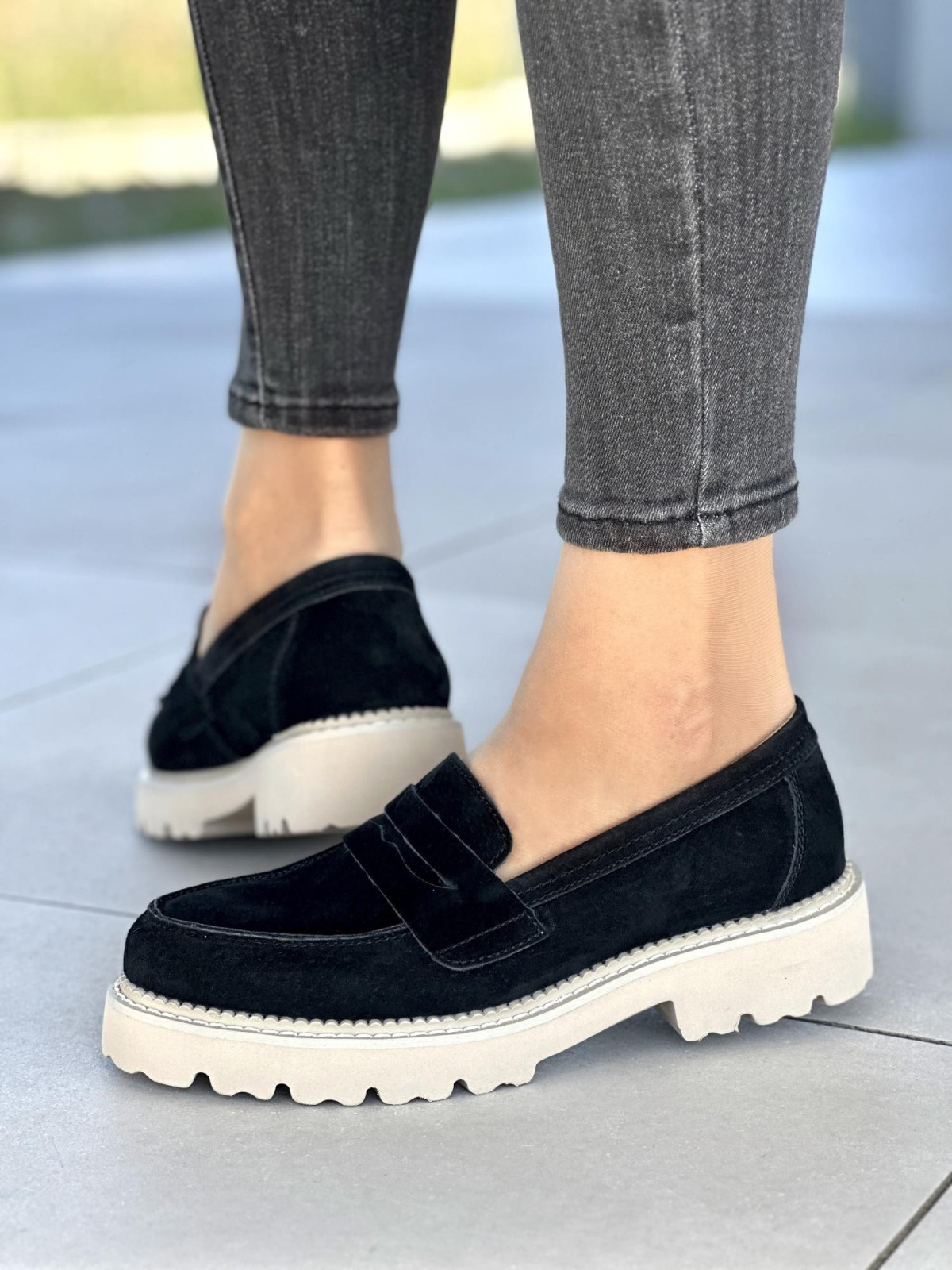 Czarne mokasyny damskie skórzane na grubej beżowej podeszwie