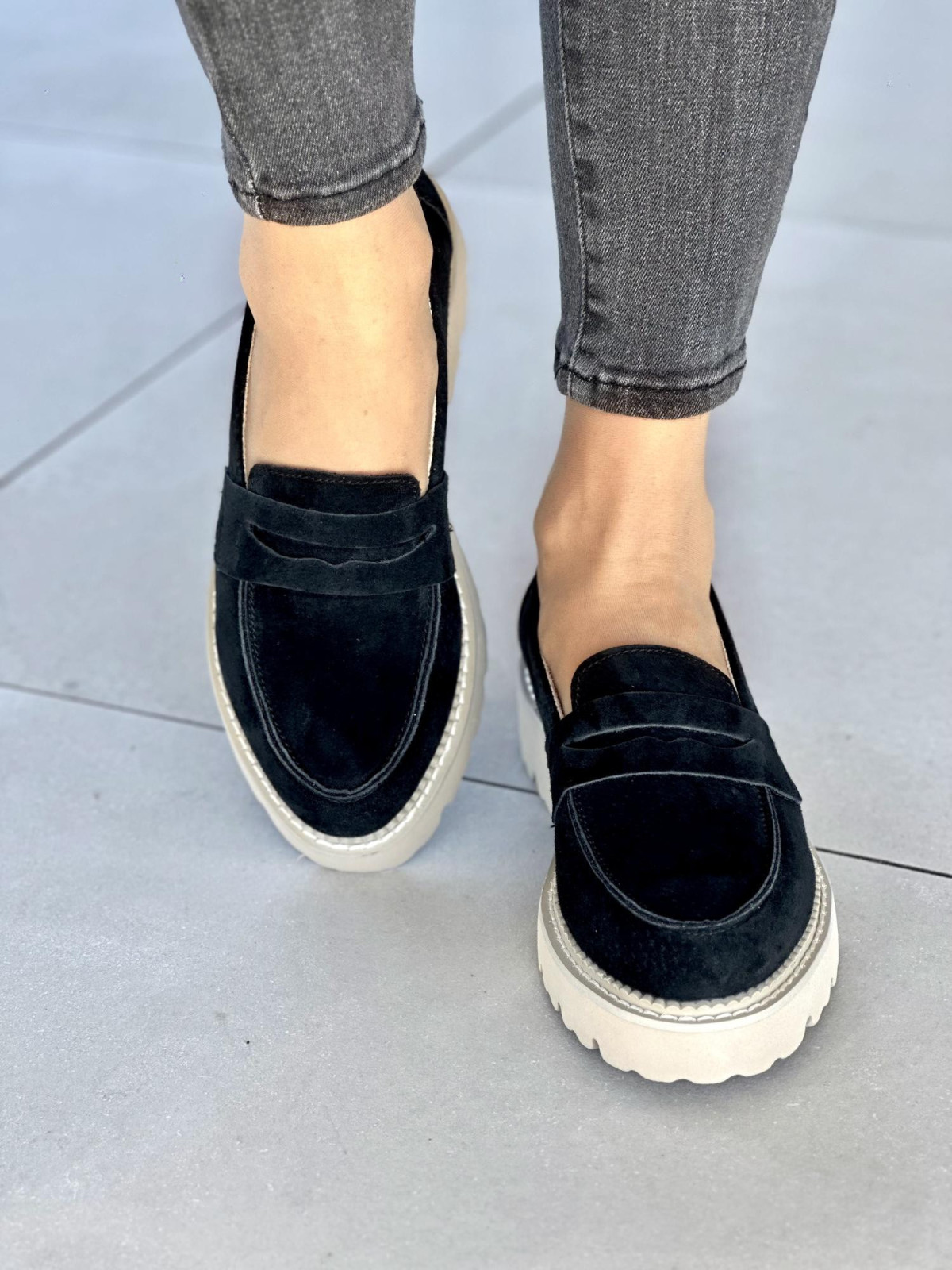 Czarne mokasyny damskie skórzane na grubej beżowej podeszwie