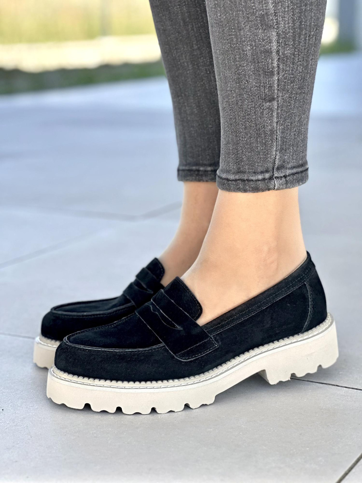 Czarne mokasyny damskie skórzane na grubej beżowej podeszwie