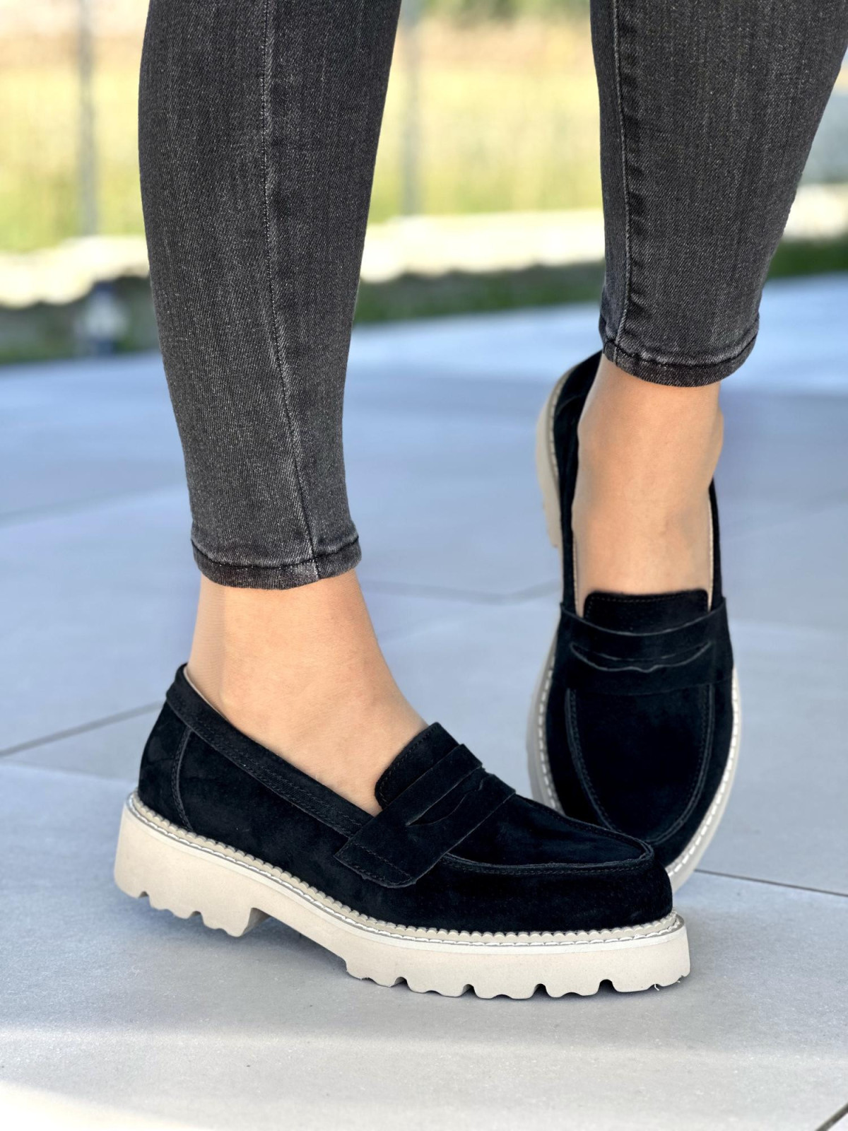 Czarne mokasyny damskie skórzane na grubej beżowej podeszwie