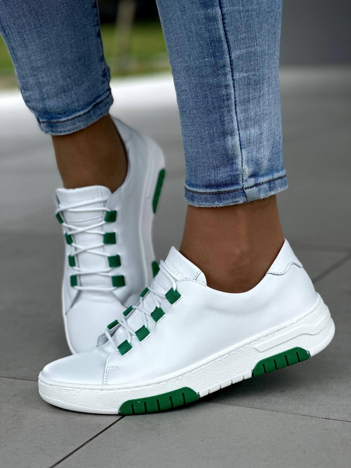 Wyjątkowe białe trampki damskie z zielonymi akcentami, skóra naturalna